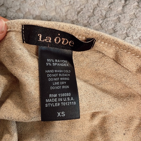 Cute flowy top - Picture 4 of 4